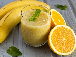 Смути с райска ябълка, банан, портокал и йогурт (кисело мляко) - снимка на рецептата